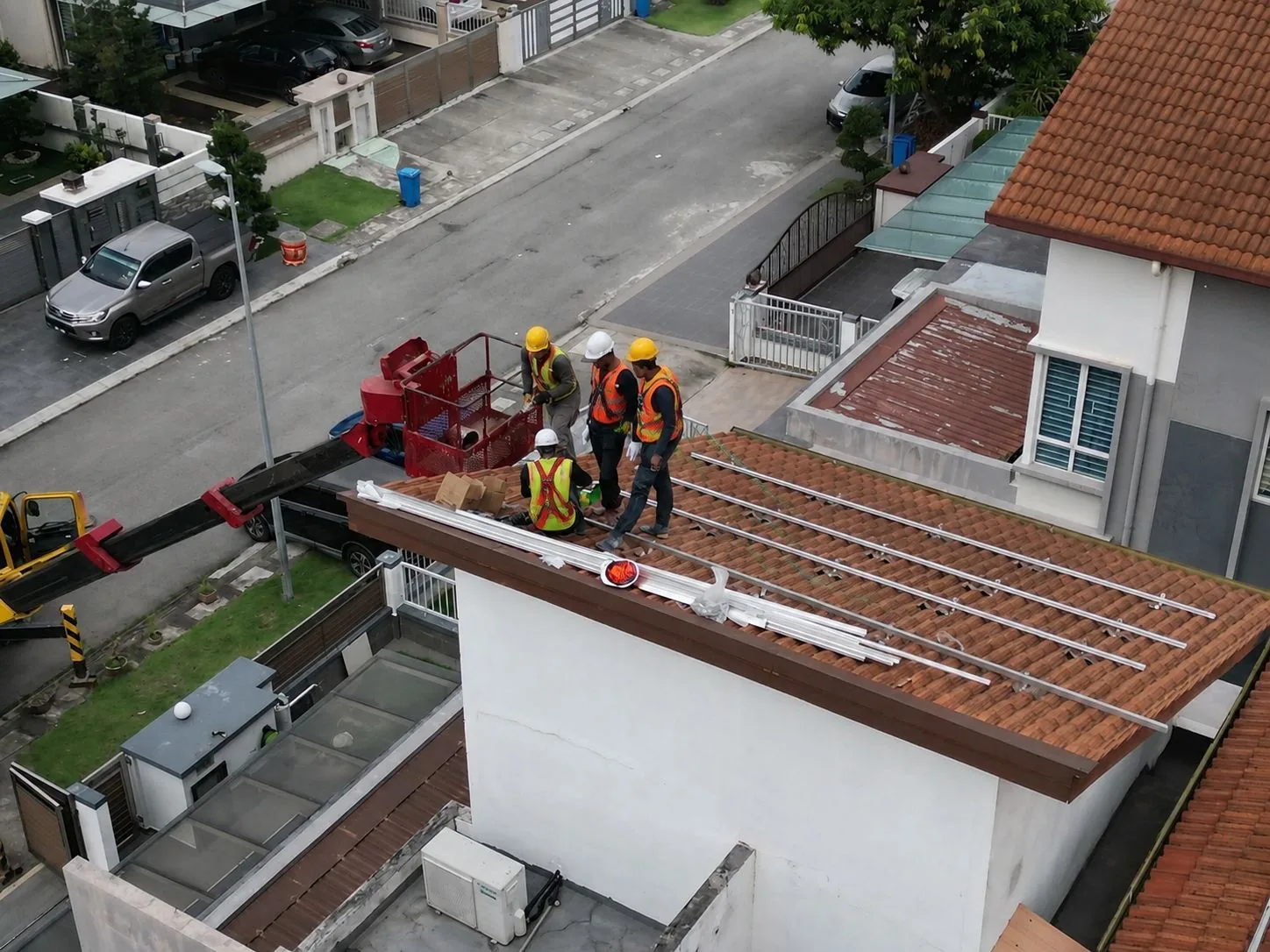 Pasukan Homify menyediakan rel pemasangan solar di bumbung jubin kediaman Malaysia